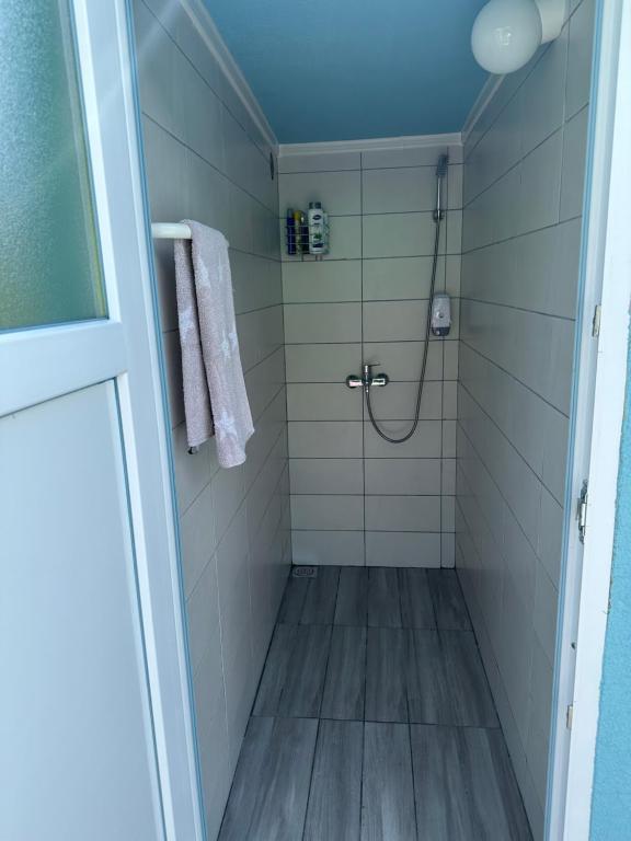 Ένα μπάνιο στο PRENOCiSTE SARA