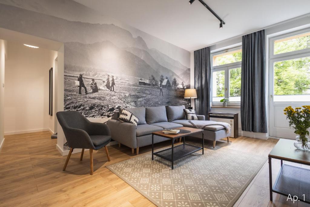 un soggiorno con un divano e un quadro sul muro di Apartamenty Krupówki 4 a Zakopane