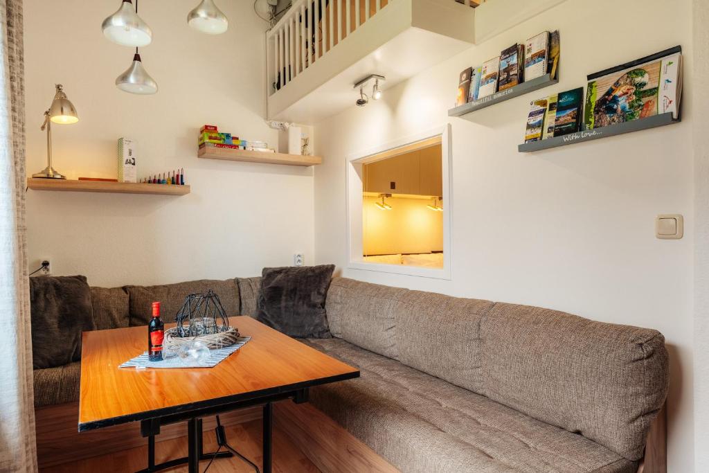O zonă de relaxare la Tiny Appartment