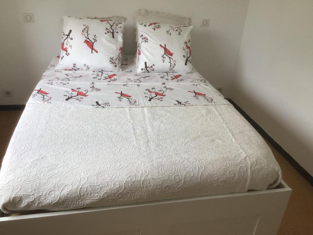 Postel nebo postele na pokoji v ubytování Ayoug Chambre Individuelle Chez Habitat
