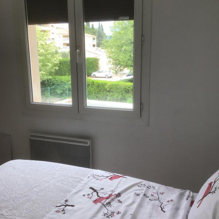 Postel nebo postele na pokoji v ubytování Ayoug Chambre Individuelle Chez Habitat