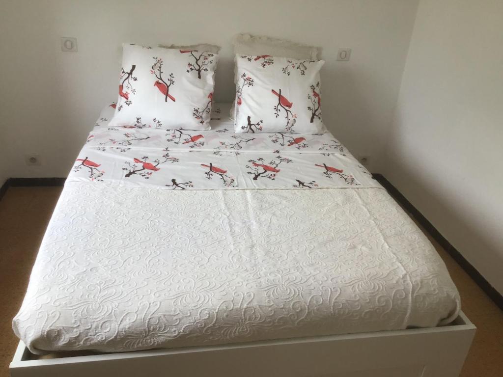 Postel nebo postele na pokoji v ubytování Ayoug Chambre Individuelle Chez Habitat