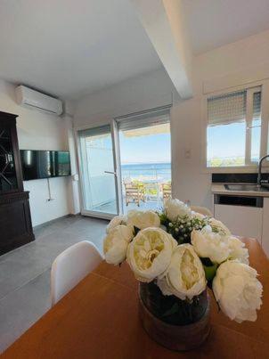 Kuchyň nebo kuchyňský kout v ubytování Sea view apartment1