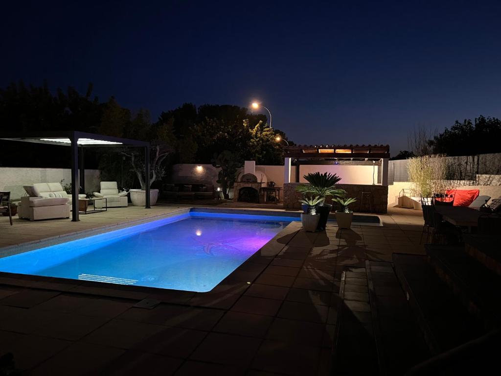 une piscine dans un jardin la nuit dans l'établissement Villa U Paese, à Sanary-sur-Mer