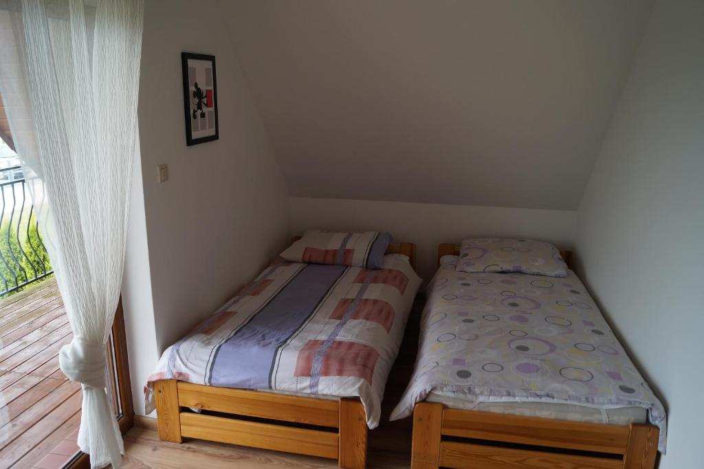 Łóżko lub łóżka w pokoju w obiekcie Domki Alex I Maciek