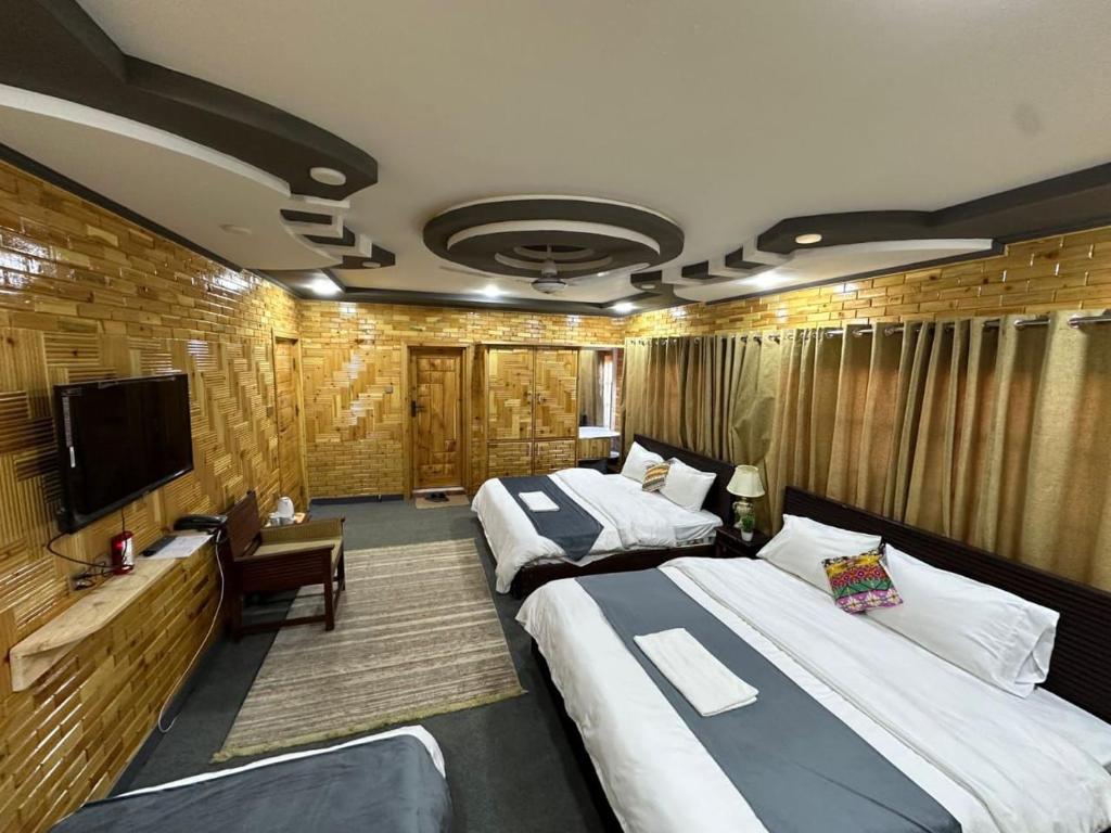 Signature Skardu Hotel - Sala Familiar Con Vista Al Jardín