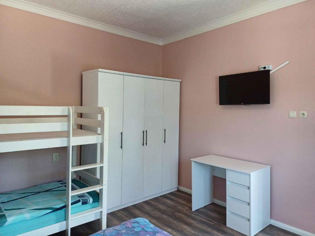 Postel nebo postele na pokoji v ubytování Apartment in Supetarska Draga 17854
