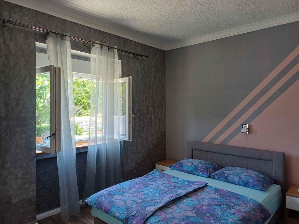 Postel nebo postele na pokoji v ubytování Apartment in Supetarska Draga 17854