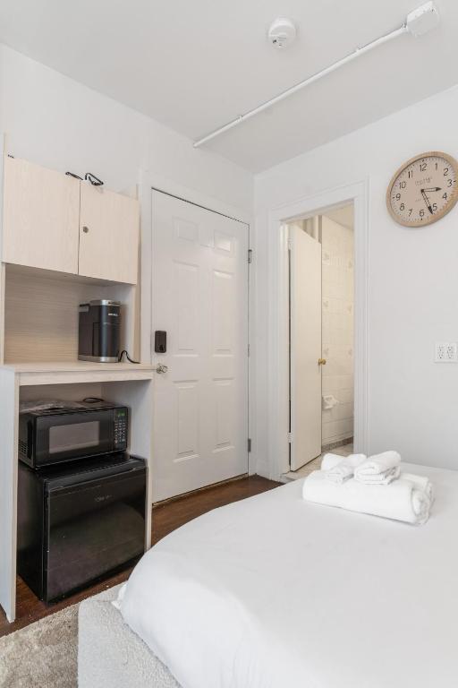 Postel nebo postele na pokoji v ubytování Bay Ridge ApartHotel