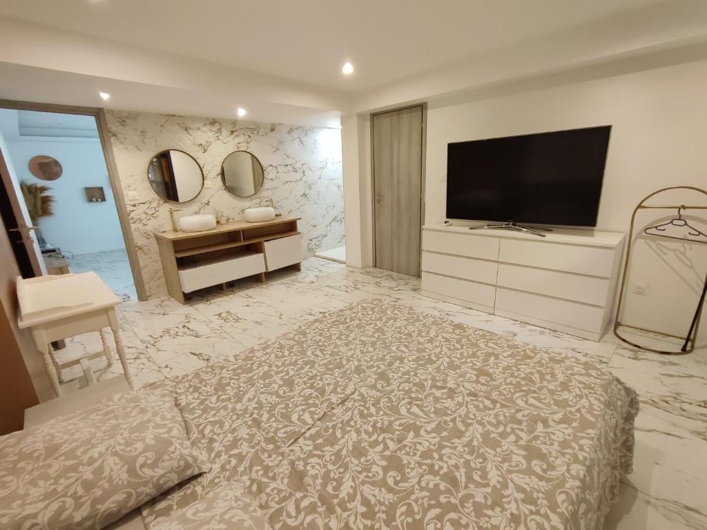 une grande chambre avec une télévision et un lit dans l'établissement Villa la penne, à La Penne-sur-Huveaune