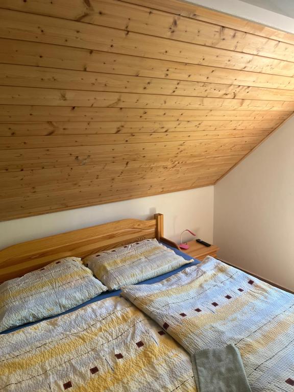 Postel nebo postele na pokoji v ubytování WBS Vinařství U Lisu Znojmo 6345