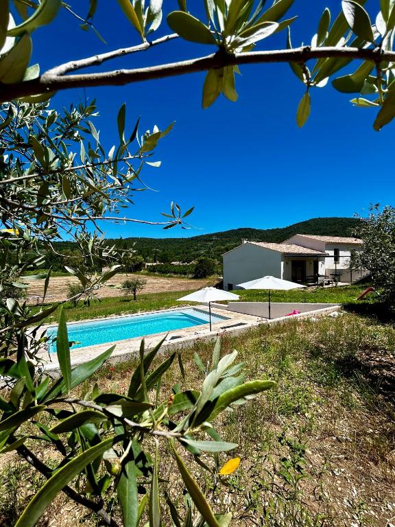 une piscine devant une maison dans l'établissement Villa Loan, à Mollans-sur-Ouvèze