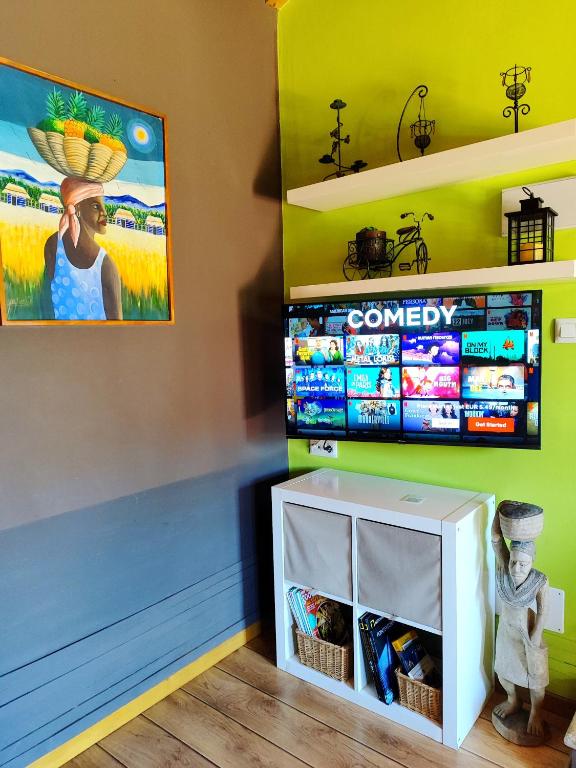 Televízia a/alebo spoločenská miestnosť v ubytovaní Tranquila casita de invitados en Vigo con chimenea