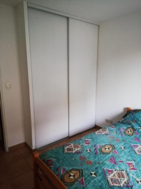 une chambre avec un lit avec quatre armoires dans l'établissement location d'une chambre au calme dans un appartement, à Nîmes