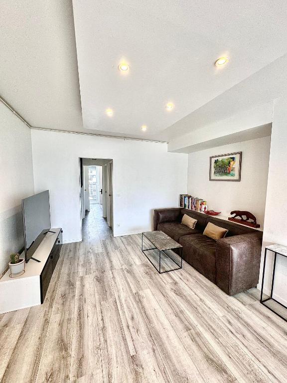 A television and/or entertainment centre at Rooftop Eiffel Tower - Full AC