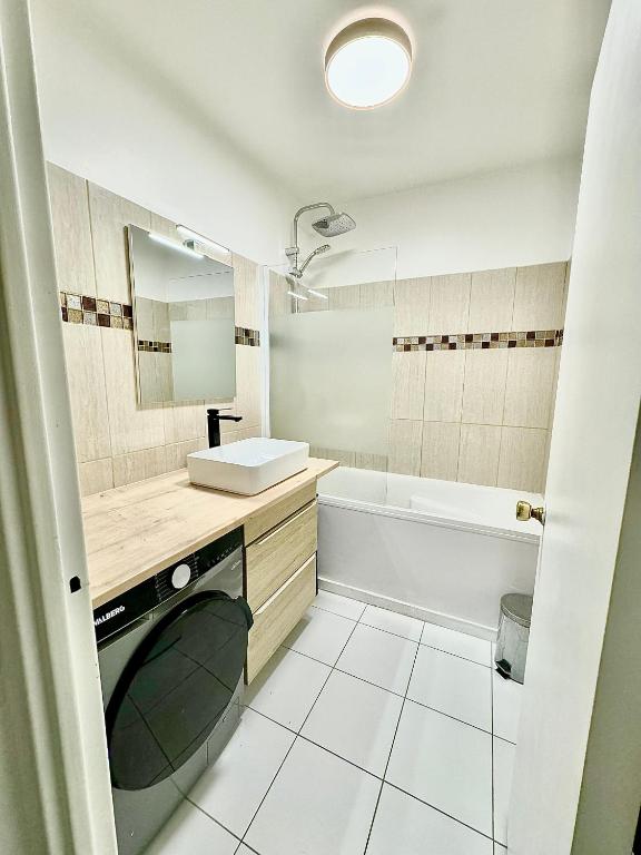 A bathroom at Rooftop Eiffel Tower - Full AC