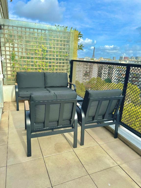 A balcony or terrace at Rooftop Eiffel Tower - Full AC