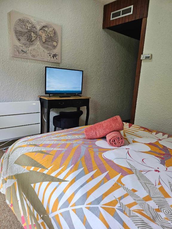 Postel nebo postele na pokoji v ubytování Cinéma, Chambre Privée Au Le Refuge Du Phoenix