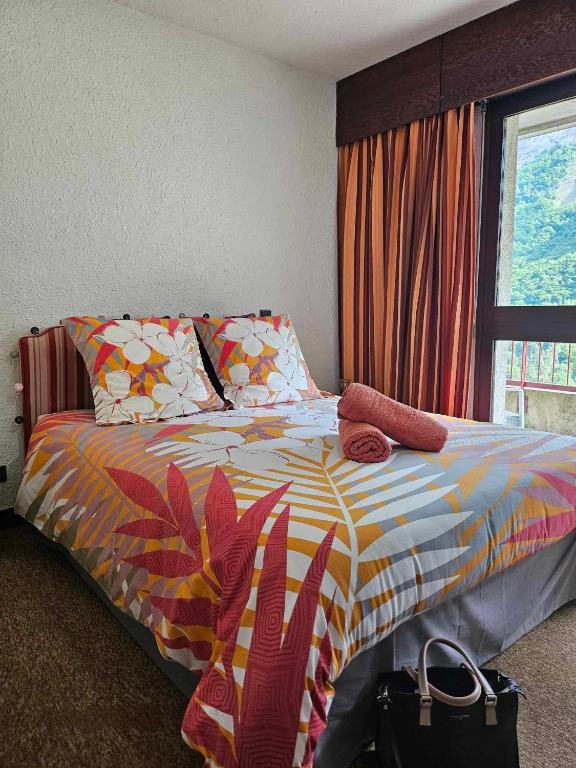 Postel nebo postele na pokoji v ubytování Cinéma, Chambre Privée Au Le Refuge Du Phoenix