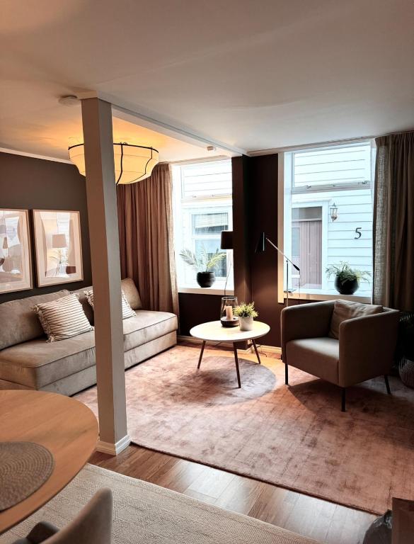 Hotel The DreamHouse - inner City Center - Old Town, a living room with a couch and a table at The DreamHouse - inner City Center - Old Town in Bergen