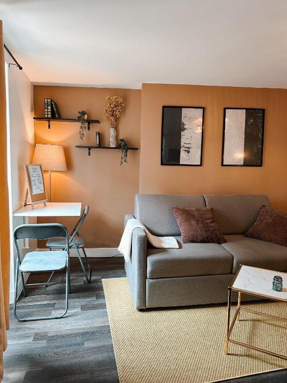 un soggiorno con un divano e un tavolo di Studio neuf proche de Paris a Maisons-Alfort