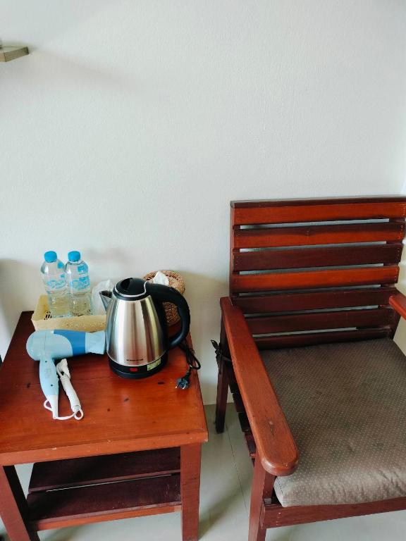 Příslušenství pro přípravu čaje a kávy v ubytování Jigsaw Cafe & Resort