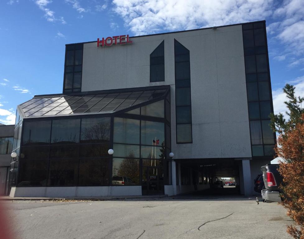 een hotelgebouw met een Hilton-bord erop bij Montecassino Hotel & Suites in Toronto