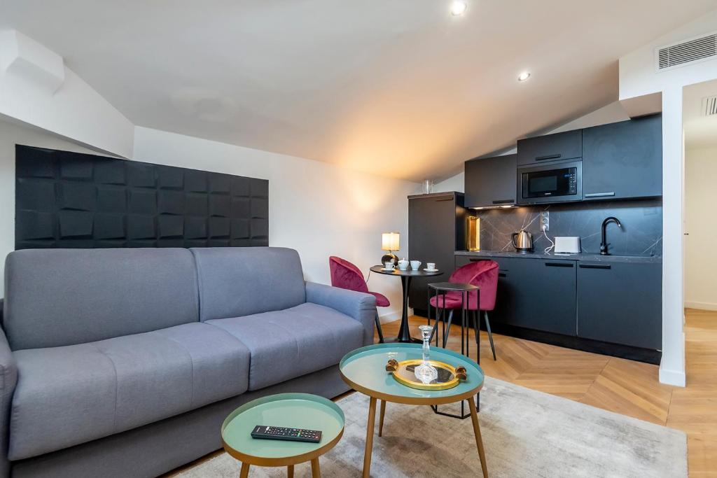 un salon avec un canapé et une table dans l'établissement Cosy studio dans le centre de Nice - AC, 2 pers, à Nice