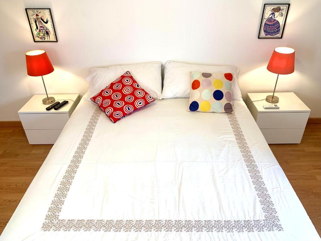 un letto bianco con due lampade su due tavoli di Daydream a Trabia