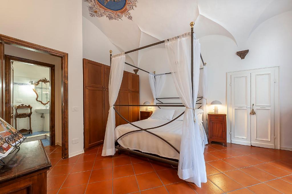 Un pat sau paturi într-o cameră la LA LOGGIA DI PORTICA Residenza Storica nel centro di Assisi