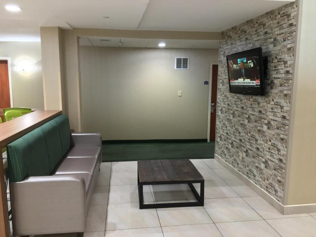 TV a/nebo společenská místnost v ubytování Corona Hotel New York - LaGuardia Airport