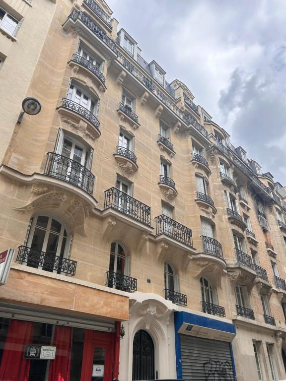 un grand bâtiment avec des balcons sur le côté dans l'établissement Havre de paix à Paris, à Paris