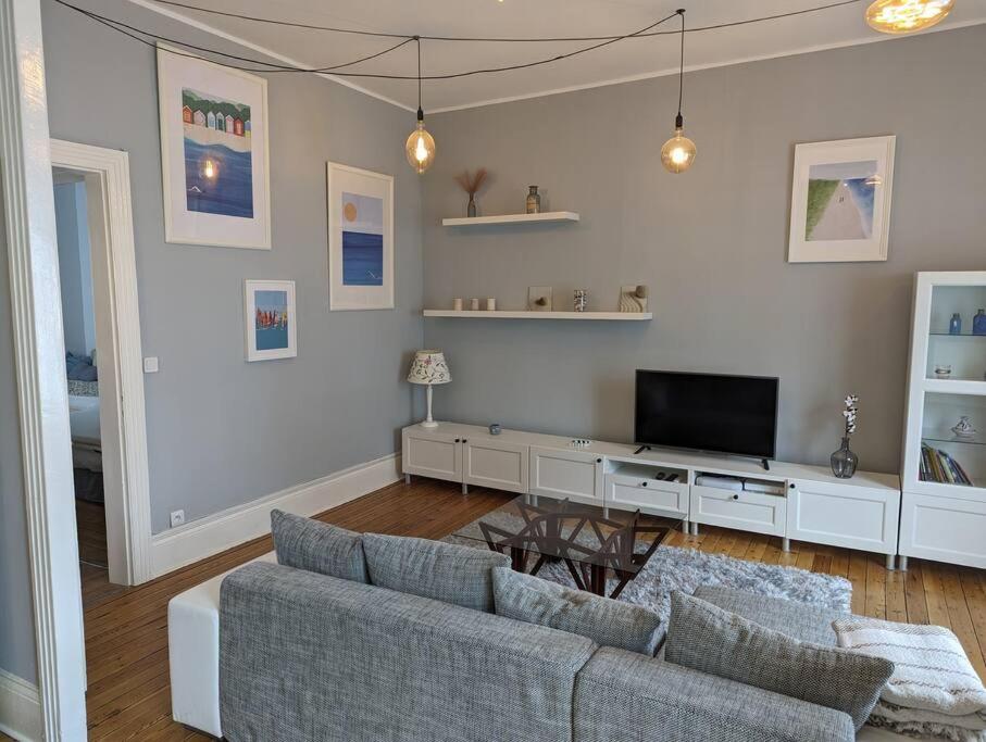 un salon avec un canapé et une télévision dans l'établissement Plage et centre-ville, tout à pied, à Berck-sur-Mer