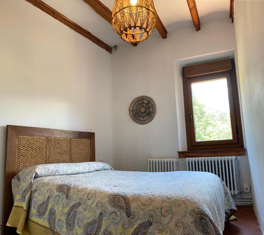 A bed or beds in a room at Bonavista - Els Apartaments del Bosc