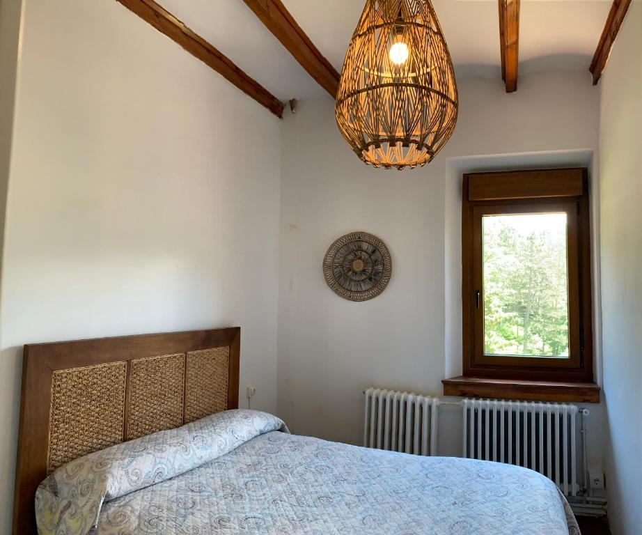 A bed or beds in a room at Bonavista - Els Apartaments del Bosc
