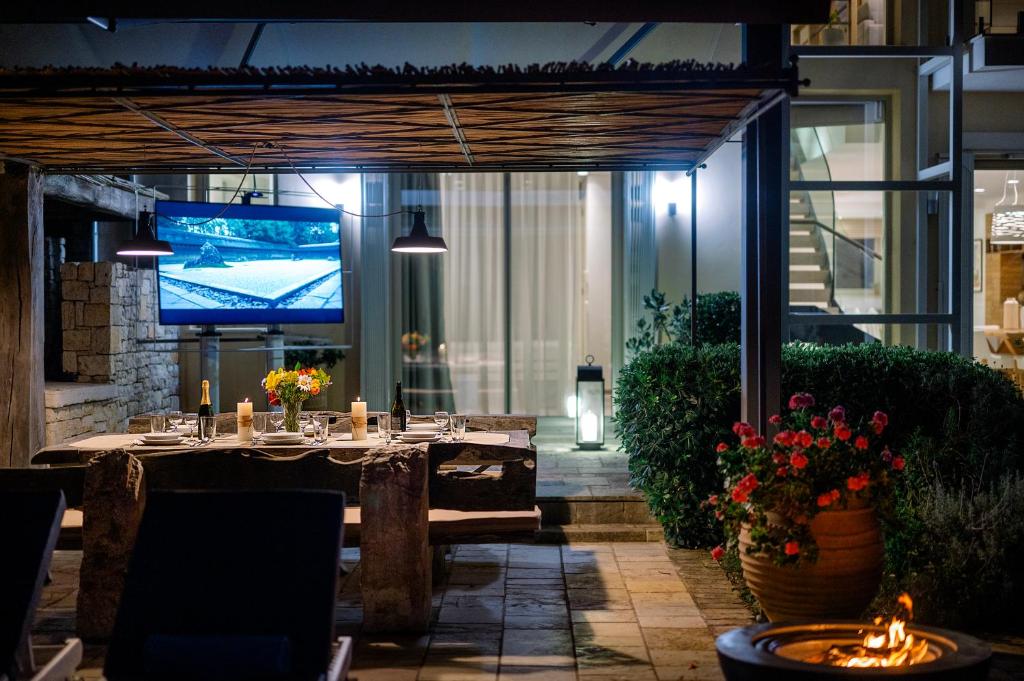 Televízia a/alebo spoločenská miestnosť v ubytovaní Melithea Seaview Villa