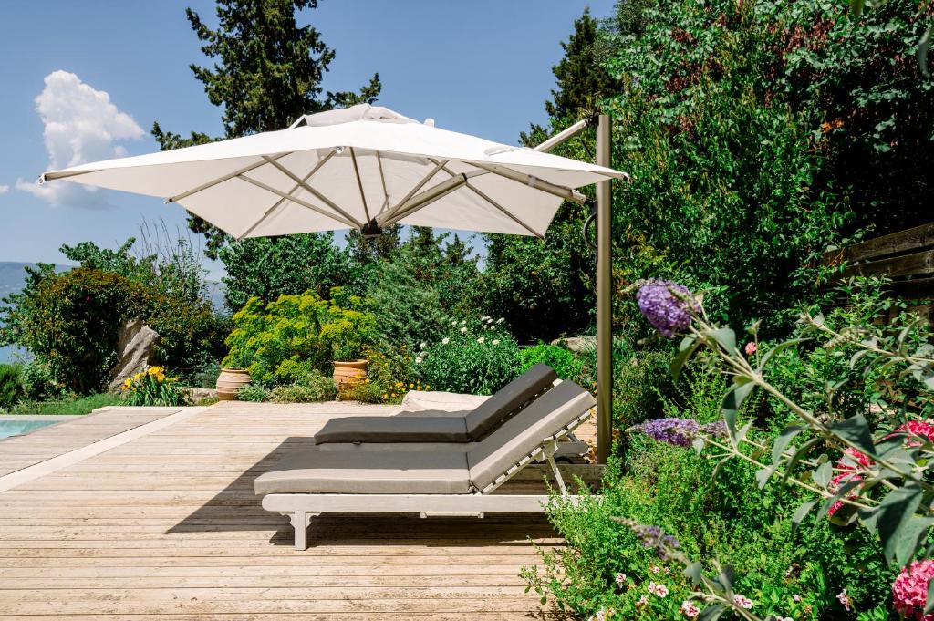 Vonkajšia záhrada v ubytovaní Melithea Seaview Villa