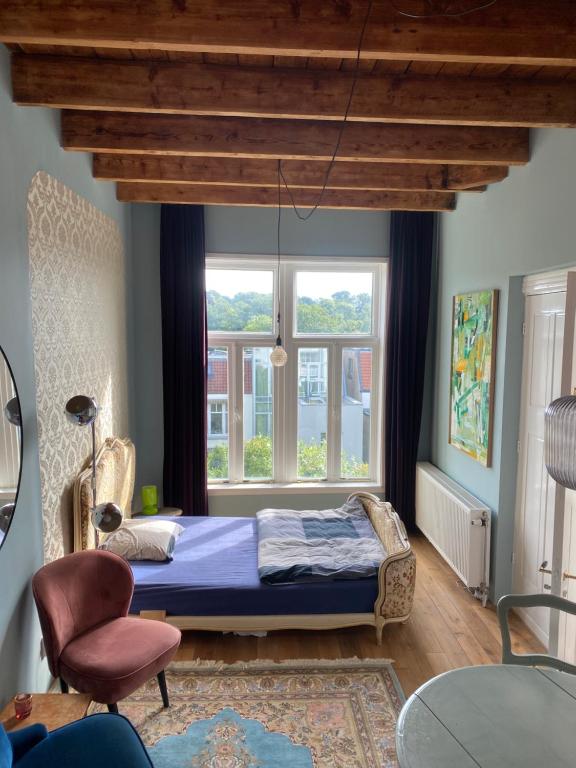 Postel nebo postele na pokoji v ubytování Het huis met de Barbies