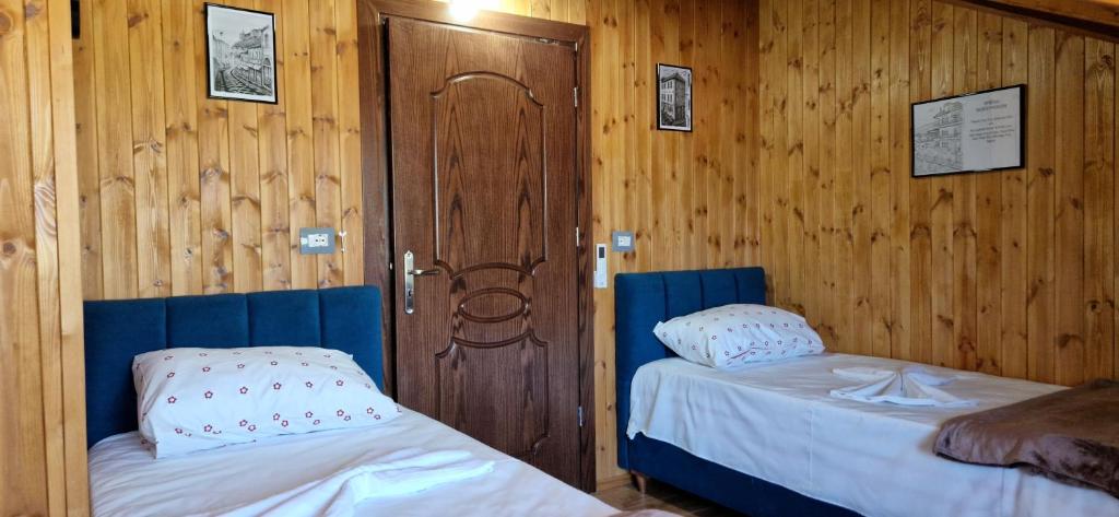 Postel nebo postele na pokoji v ubytování SHENA Guest House