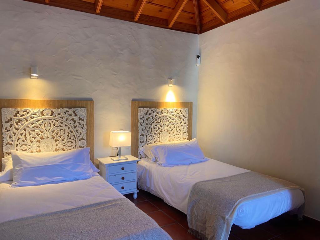 een slaapkamer met 2 bedden en een nachtkastje met 2 lampen bij Casa El Morro in Los Llanos de Aridane