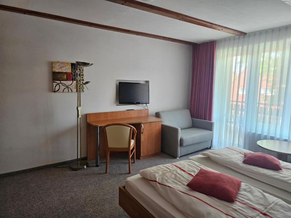 TV a/nebo společenská místnost v ubytování Hotel zur Krone