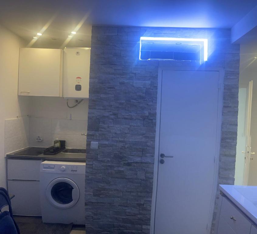 - une buanderie avec lave-linge et lave-linge/sèche-linge dans l'établissement Petit studio de Suzanne, à Ivry-sur-Seine