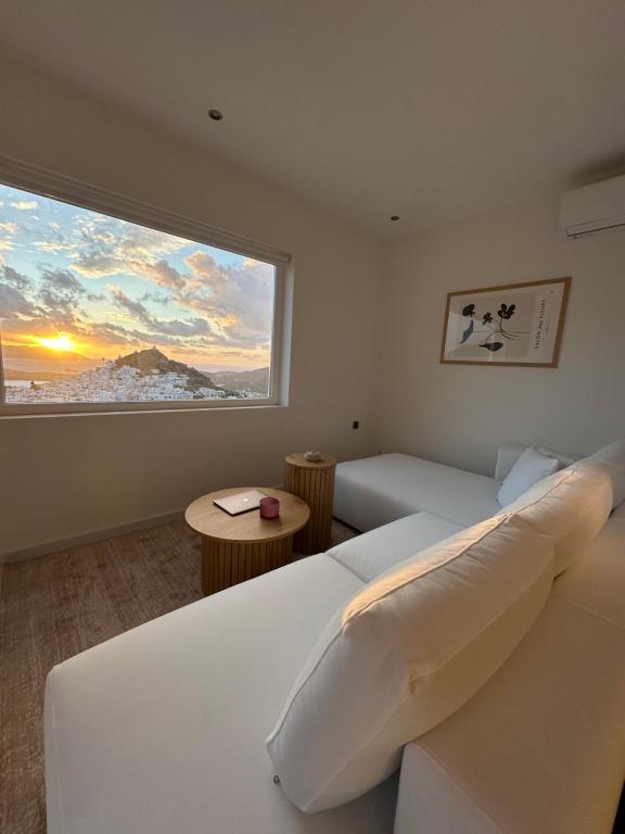 Postel nebo postele na pokoji v ubytování Skala Sunset Hotel and spa