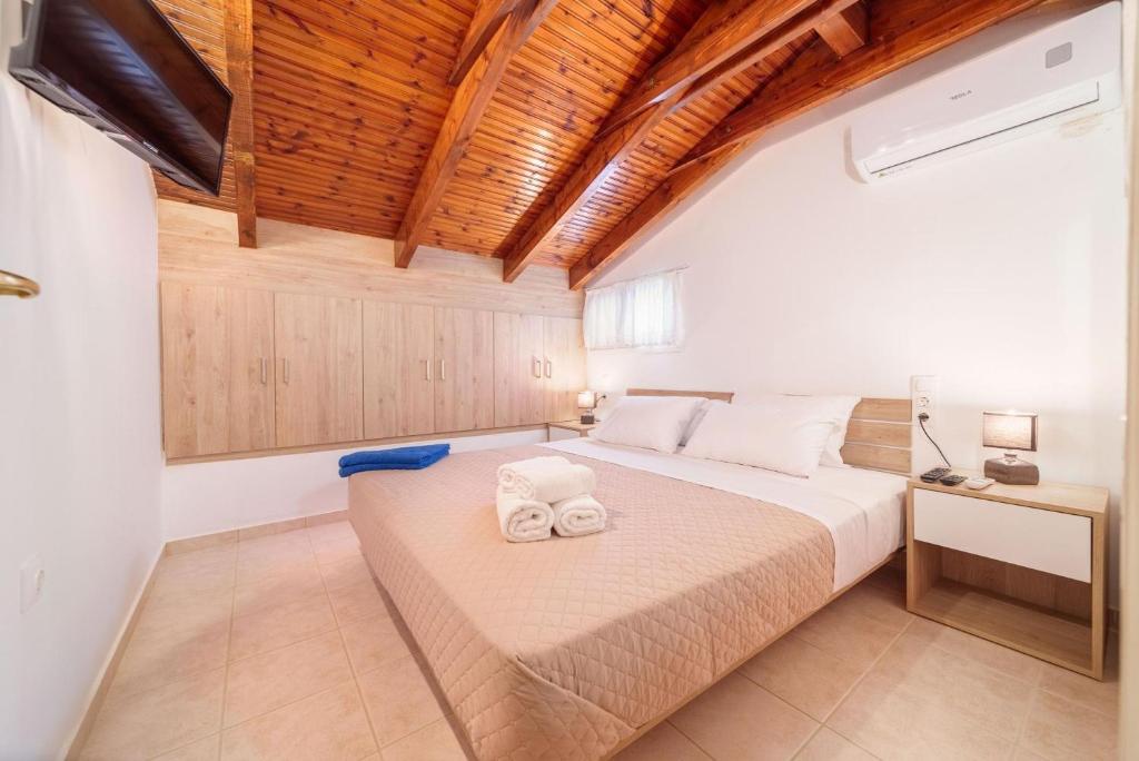 Postel nebo postele na pokoji v ubytování Iphigenia Apartments at Katelios
