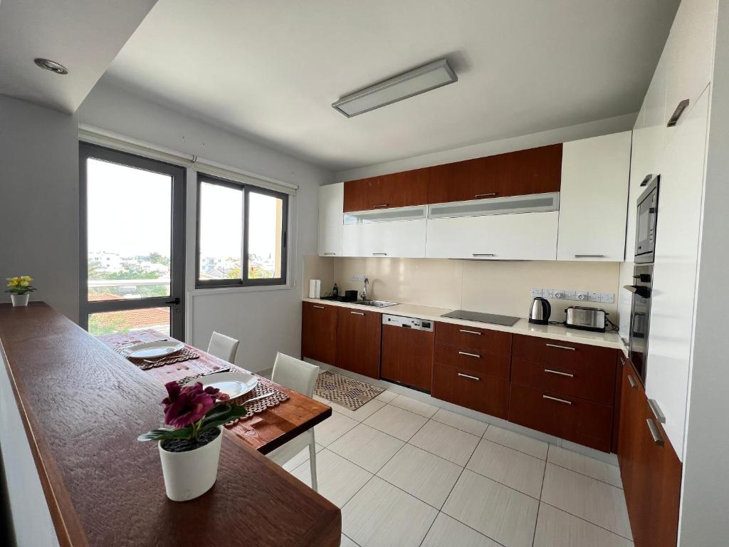 Kuchyň nebo kuchyňský kout v ubytování Queens Boutique Apartment 2BR
