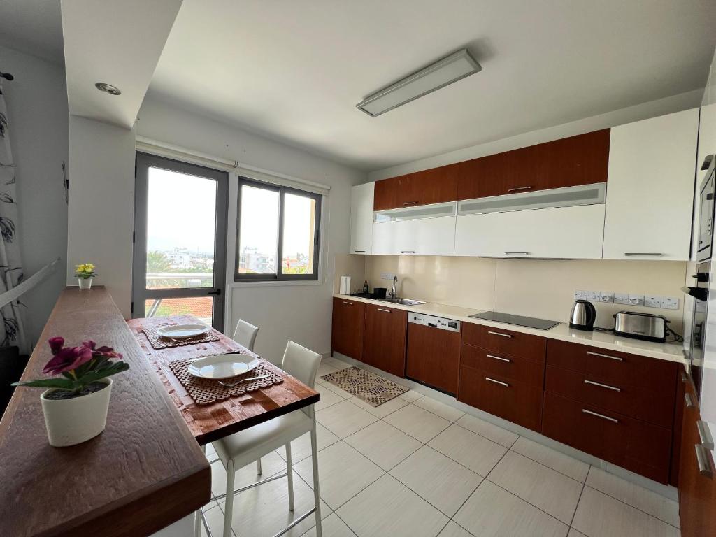 Kuchyň nebo kuchyňský kout v ubytování Queens Boutique Apartment 2BR