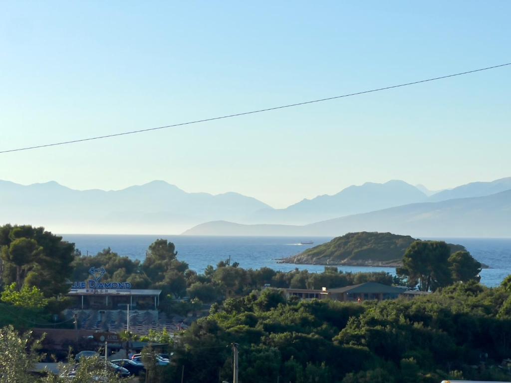 - Vistas al océano y a las montañas a lo lejos en ILLYRIAN hotel Ksamil, en Ksamil