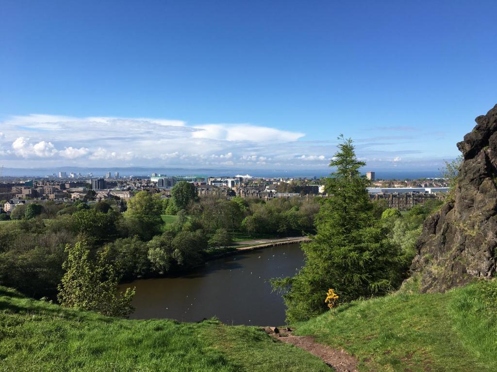 un río con una ciudad en el fondo en Homestay, en Bhaktapur