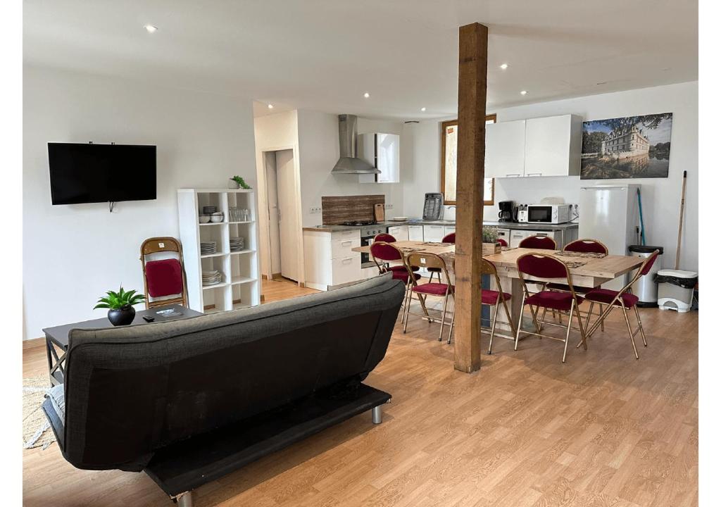 un salon et une cuisine avec un canapé et une table dans l'établissement Spacieux duplex 6 Chambres à Azay-le-rideau, à Azay-le-Rideau