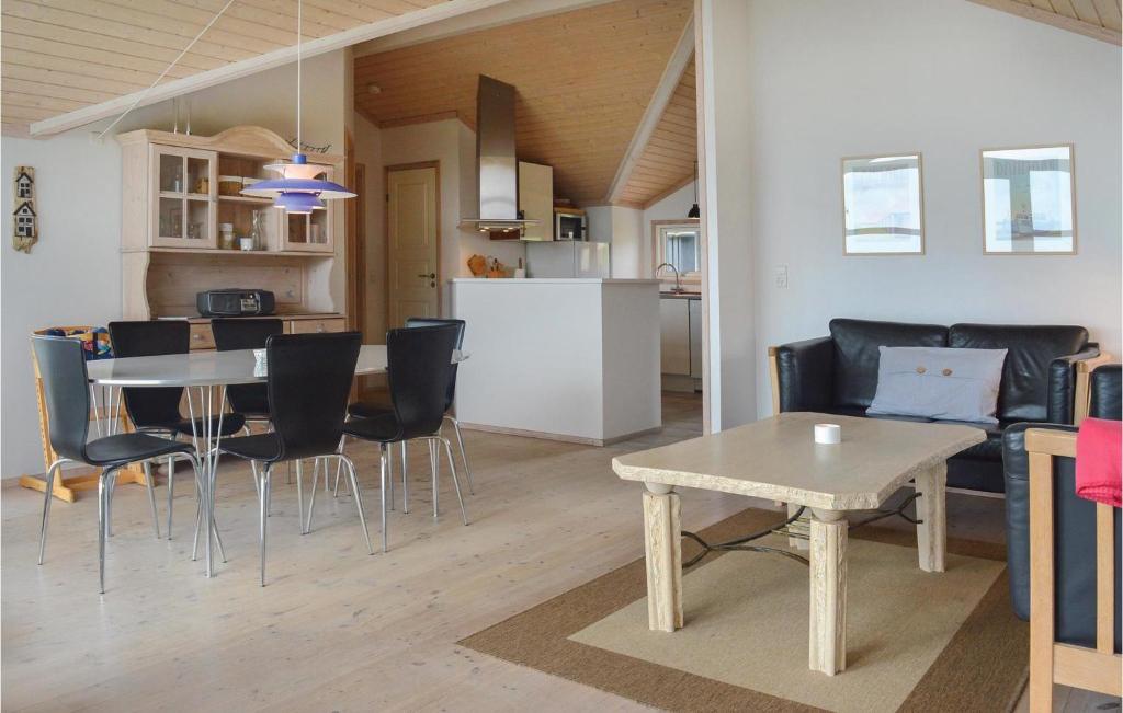 Kuchyň nebo kuchyňský kout v ubytování Holiday Home Skovstjernevej Lemvig Ii